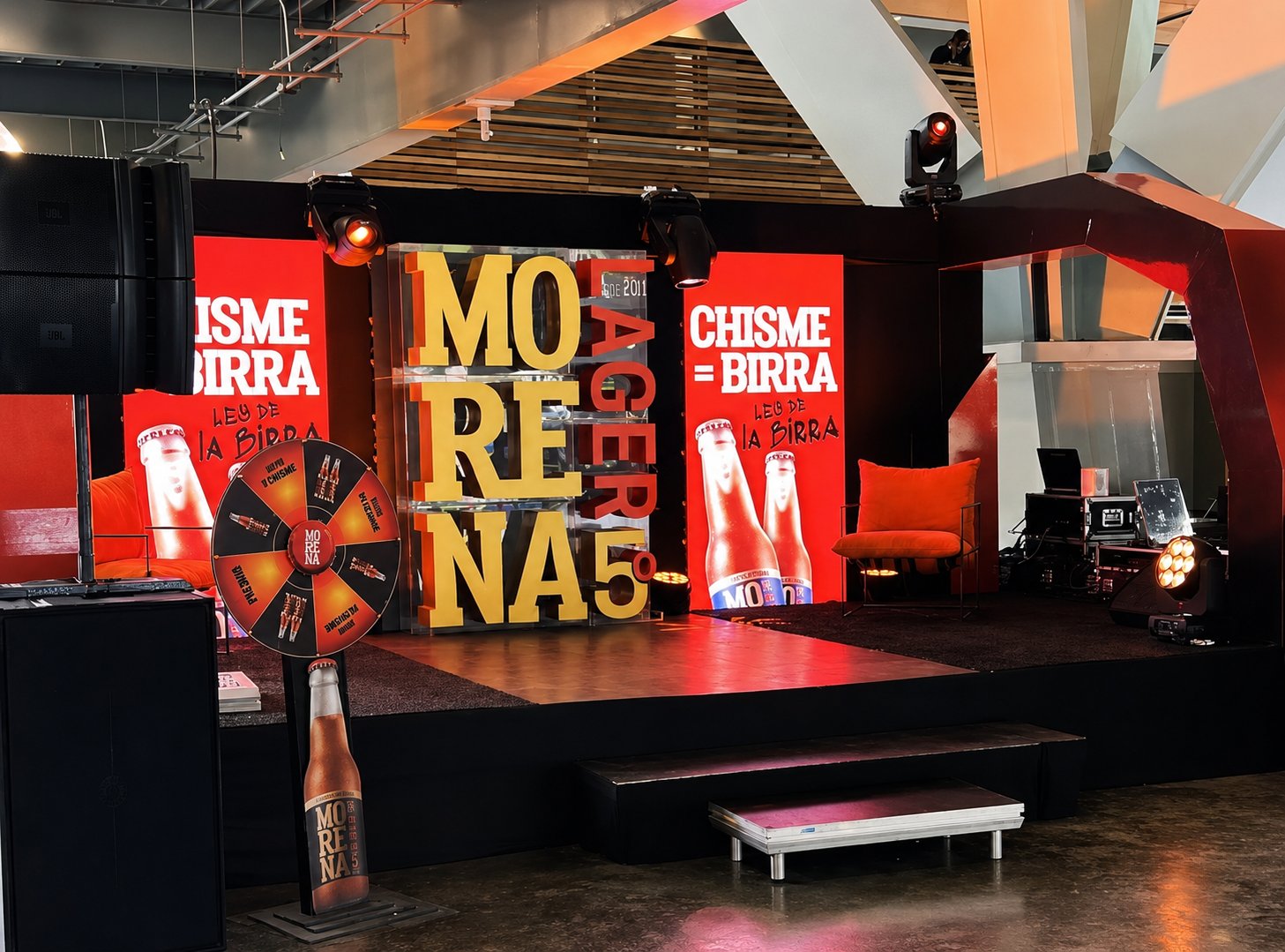 Escenario de la activación de Morena Lager, con el backing de la marca y la ruleta de dinámica, producido por BTL de Venezuela.